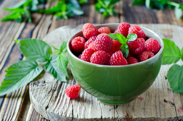 Fresh raspberries in a bowl