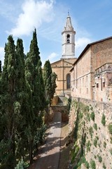 Fototapeta na wymiar Pienza e la Porta del Santo