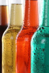 Getränke mit Cola und Bier in Flaschen