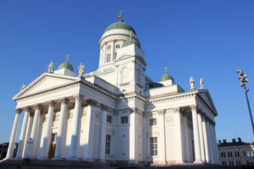 Fototapeta na wymiar Der berühmte weiße Dom von Helsinki am Senatsplatz