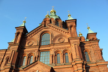 Frontansicht der Uspenski-Kathedrale am Hafen von Helsinki