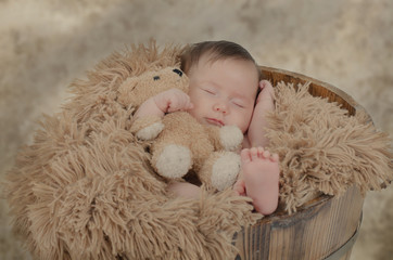 Lächelndes Baby mit Teddy