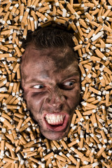 Wütender Mann begraben unter Zigaretten