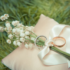 white gold wedding rings with a bouquet