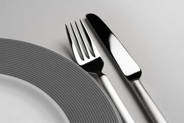 Geschirr mit Teller, Messer und Gabel