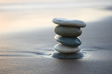 Fototapeta na wymiar Stein Balance und Meditation am Strand
