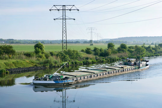 Binnenschiff im Elbe-Havel-Kanal