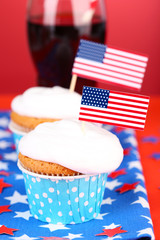 Obraz premium American patriotic holiday cupcakes and glass of cola