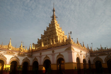 Fototapeta na wymiar Maha Muni Pagoda in Mandalay city,Myanmar.