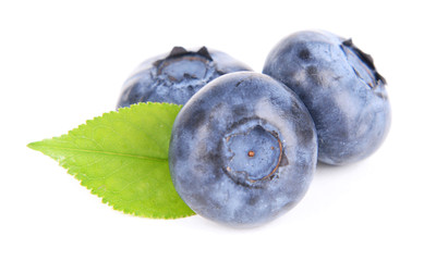Obraz premium Delicious blueberries isolated on white