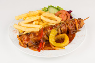 Schaschlikspieß mit Pommes