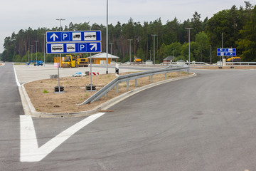 Neu gebaute Parkplätze an der Autobahn