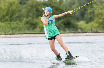 Frau mit Kusshand beim Sport