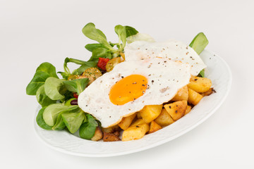 Bratkartoffeln mit Spiegeleiern und Feldsalat