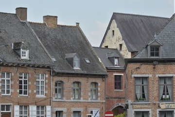 Fototapeta na wymiar Les maisons du centre historique d'Enghien