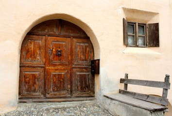 Fototapeta na wymiar Eingang traditionelles Engadinerhaus