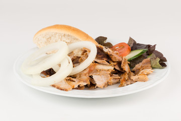 Gyros mit Zwiebeln, Salat und Brot