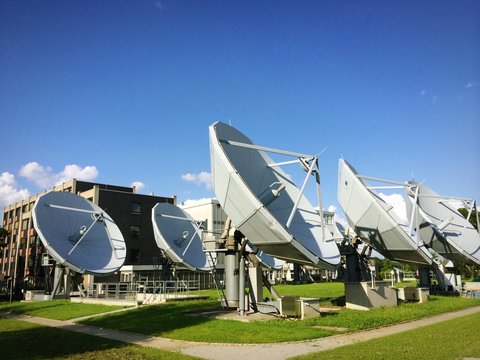 Parabolspiegel zur Satellitenkommunikation