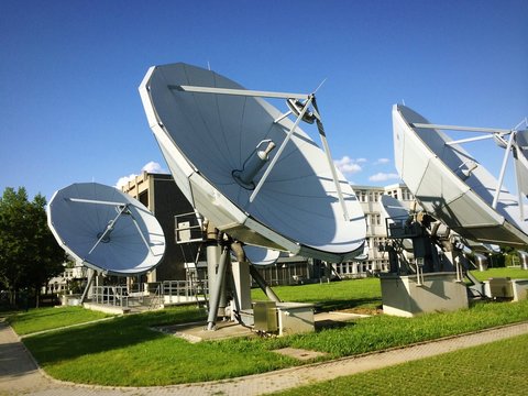Sende- und Empfangsanlage mit Parabolspiegeln
