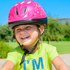 Bimba con casco da bicicletta