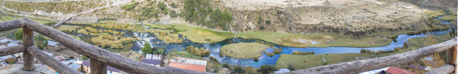 Fototapeta na wymiar Río aguamarina Cañete en Vilca