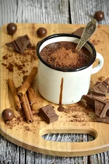 Foto op Plexiglas Chocolade Warme chocolademelk in een emaille mok.