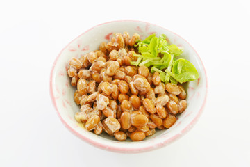 小皿に入れた納豆