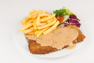 Jägerschnitzel mit Pommes und Soße
