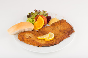 Kotelett paniert mit Brot und Senf