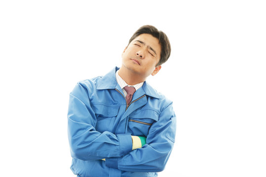 疲れた表情の作業員