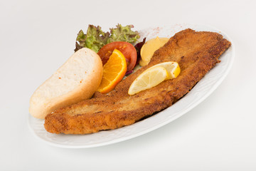 Kotelett paniert mit Brot und Senf