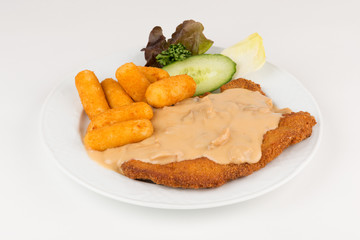 Paniertes Kotelett mit Jägersoße und Kroketten