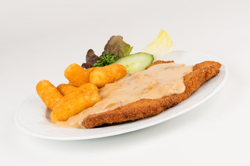 Paniertes Kotelett mit Jägersoße und Kroketten
