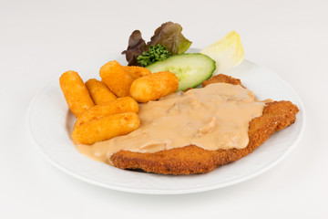 Paniertes Kotelett mit Jägersoße und Kroketten