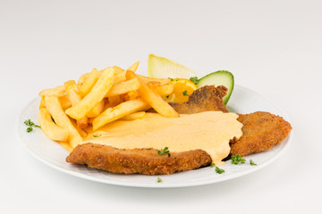 Kotelett (paniert), Soße und Pommes