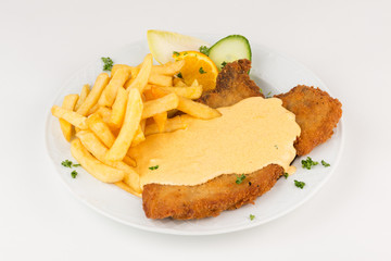 Kotelett (paniert), Soße und Pommes