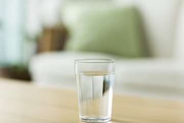 水の入ったコップ