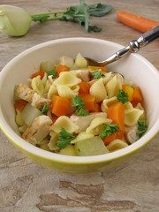 Nudelsuppe mit Huhn