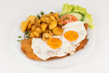 Schnitzel mit Bratkartoffeln und Eiern