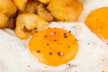 Schnitzel mit Bratkartoffeln und Eiern
