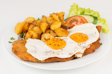 Schnitzel mit Bratkartoffeln und Eiern