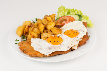 Schnitzel mit Bratkartoffeln und Eiern