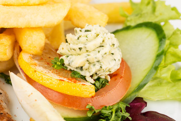 Kräuterbutter und Beilagen