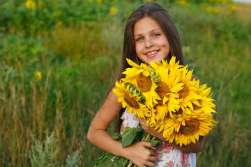 Naklejka premium girl with yellow on green a meadow, emotions, lifestyle