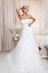 Fototapeta na wymiar beautiful and fashion bride in interior