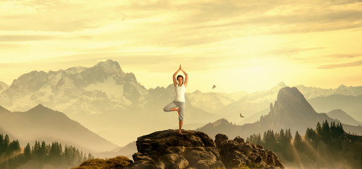Yoga auf Berg