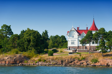 Weiße Villa an der Küste in Schweden