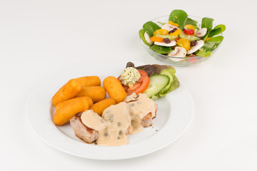 Schweinemedaillions mit Pfefferrahmsauce und Kroketten