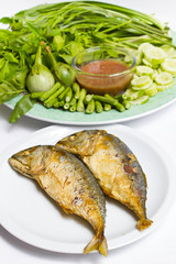 Shrimp paste with fried mackerel and vegetable.
