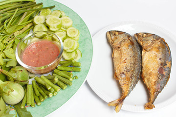 Shrimp paste with fried mackerel and vegetable.